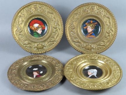 Conjunto de cuatro medallones con retratos de muje