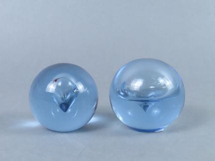 BACCARAT. Juego de dos bolas pisapapeles de crista