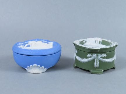 Estilo WEDGEWOOD. Conjunto de dos cajas de porcela