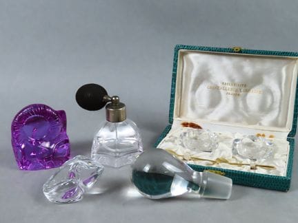Colección de diversos objetos de cristal:
- Pequeñ