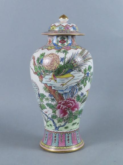 CHINA. Jarrón con tapa de porcelana esmaltada con 