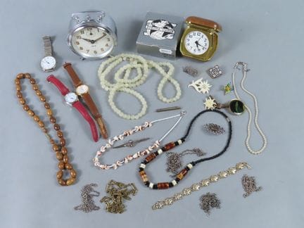Lote de bisutería que incluye: collares y collares