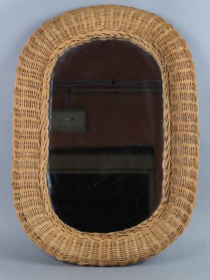 Miroir mural de forme ovale, le cadre en rotin tre