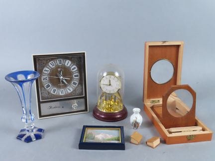 Lot d'objets de vitrine et de bureau comprenant un