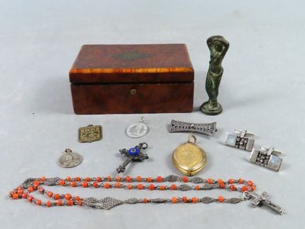 Petit coffret en marqueterie de loupe et de bois d