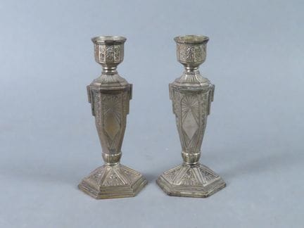 Par de pequeños candelabros (¿de iglesia?) de meta
