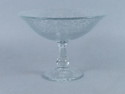 Fruitero con pie, de cristal moldeado, decorado co
