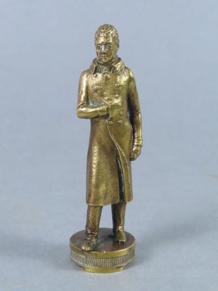Sello de bronce que representa a un hombre con red