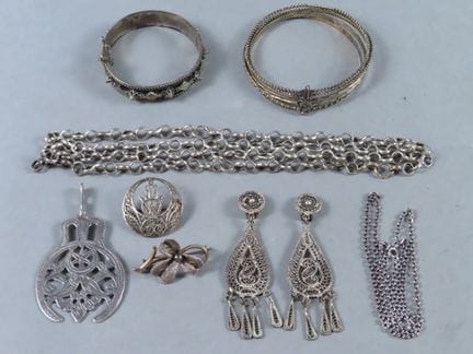 Conjunto de bisutería (algunas piezas procedentes 
