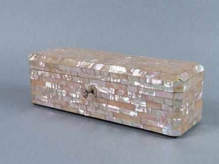 Caja de guantes totalmente revestida de láminas de