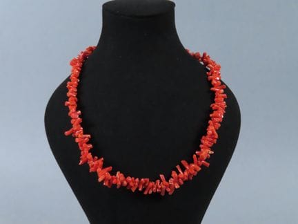 Collar compuesto por pequeños hilos de coral en fo