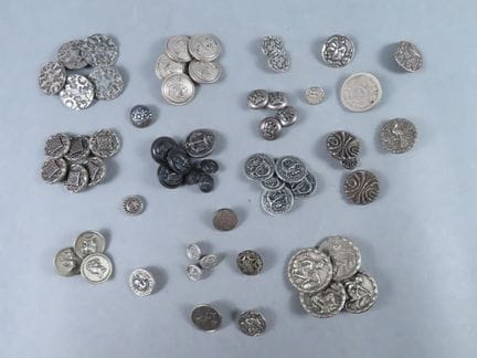 Lote de botones de metal blanco. Diámetro máximo: 
