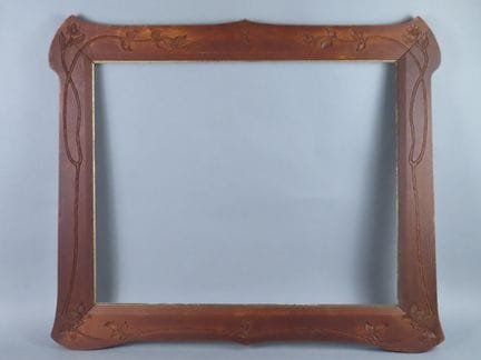 Bonito marco de estilo Art Nouveau de madera talla