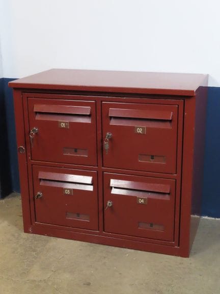 Conjunto de 4 buzones de pared de metal con recubr