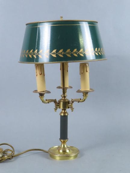 Lampe bouillotte en bronze doré à trois feux, le f