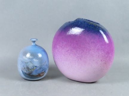 Réunion de deux vases en faïence émaillée, l'un le