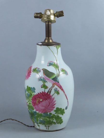CHINA. Lámpara compuesta por un cuerpo de porcelan