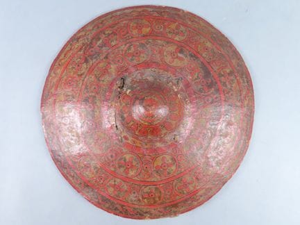 INDIA. Escudo Dhal, con empuñadura central de made