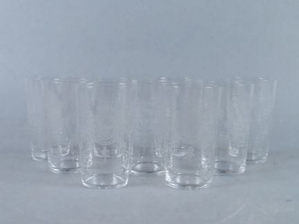 BACCARAT, Francia. Juego de 9 vasos con decoración