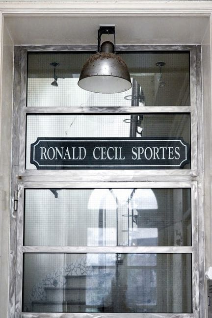 Ronald Cecil SPORTES (1943-2025). Par de armarios 