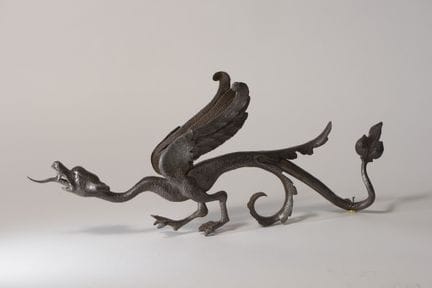 Dragón de hierro forjado y calado. Se representa c