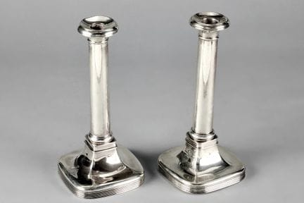Par de candelabros de plata. Cuerpo cilíndrico que