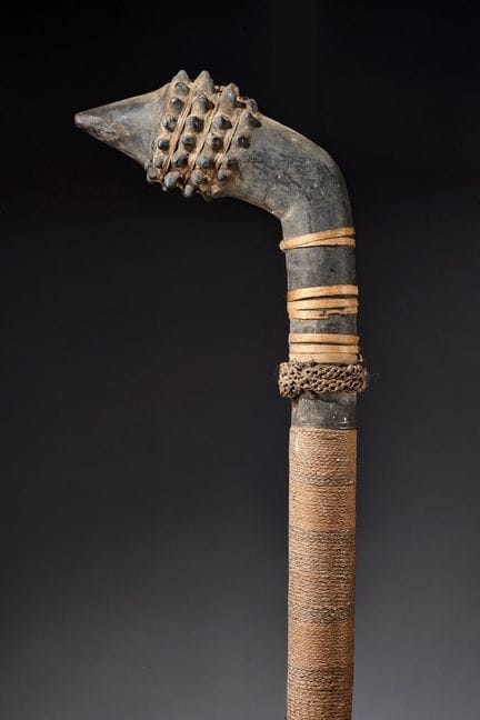 "Totokia", martello da guerra in legno intagliato 