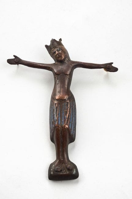 Cristo de pared en cobre repujado, cincelado y dec