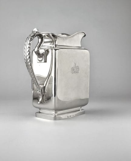 Cuenco y jarra de plata con decoración de escudos 