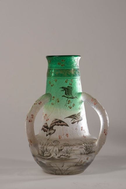 DAUM. Jarrón balustre con asas. Pieza de cristal m