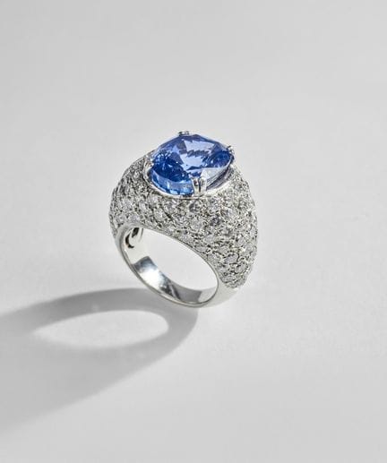Anillo abombado con montura ancha de oro blanco (s