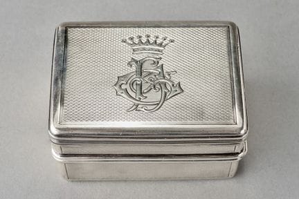 Hornillo de viaje de plata (950/°°°) con molduras,