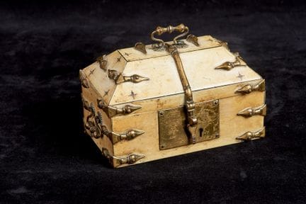 Caja de estilo siculo-árabe de marfil y latón dora