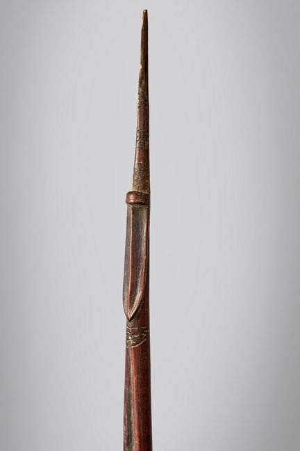 Arco Dakai in legno di mangrovia; la forma essenzi