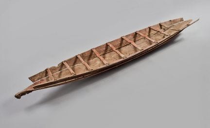 Maqueta de una piragua de guerra del pueblo maorí,