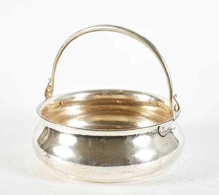 silver pot    
800 silver pot. 12 x 28 cm (diamete