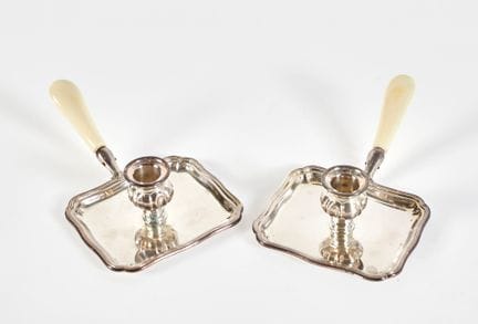 Lote compuesto por 2 candelabros de plata    
2 ca