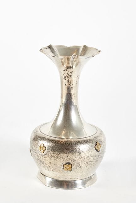 Silver flower vase    
800 silver flower vase (wit