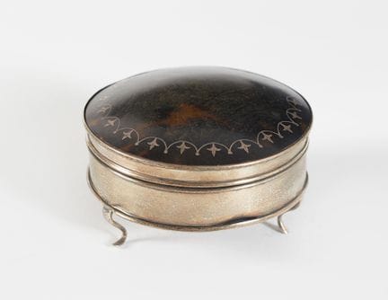 Box    7.5 x 11.5 cm (diameter)
Box made of tortoi