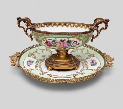 一套由盘子和托盘组成的餐具    19.5×36×14.5厘米
利摩日 套装包含手绘瓷盘和瓷架，配以