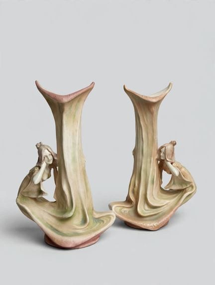 Pair of Art Nouveau-style vases    37x24x14 cm
Pai