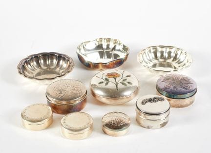 Set consisting of 7 boxes and 3 small plates in 80