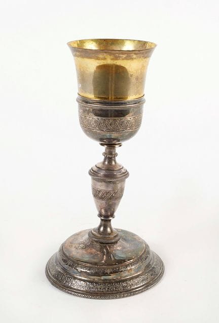 采用錾刻和浮雕工艺制作的银质礼拜圣杯。意大利，19世纪。尺寸：23×12.5厘米（直径）。总重量：4