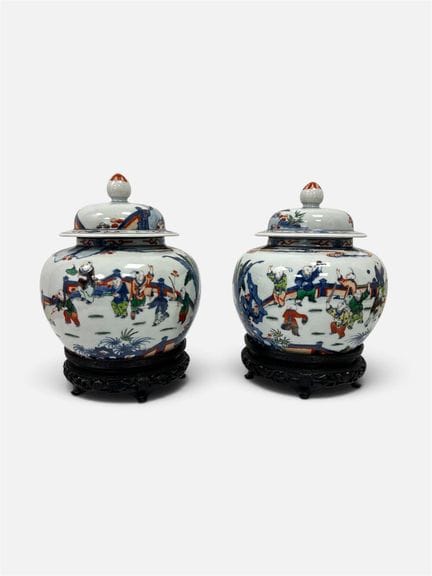 Paire de pots couverts en porcelaine émaillée de s