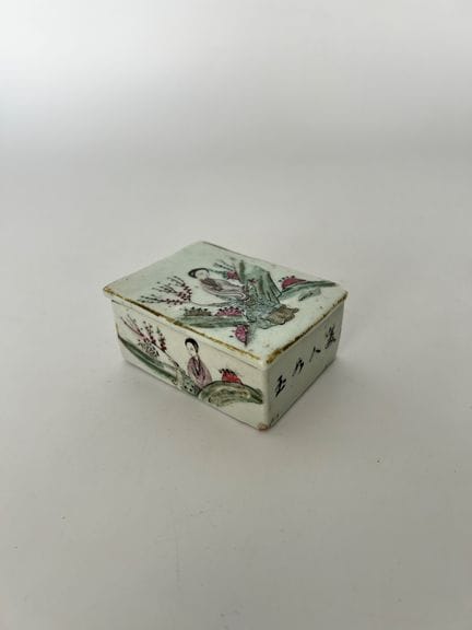 Boîte rectangulaire en porcelaine à décor émaillé 