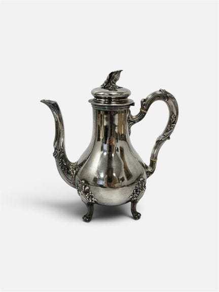 Cafetière en argenté style rocaille. La prise de f