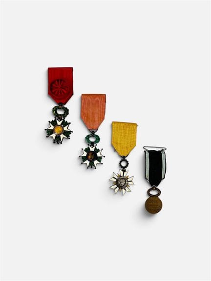 Lot de 4 médailles dont
- Médaille d'officiers la 