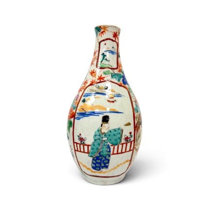 Vase de forme bouteille en porcelaine à décor émai