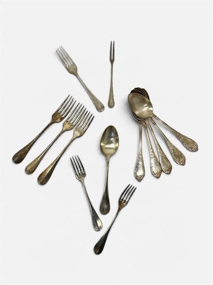 Partie de ménagère en métal argenté comprenant : 
