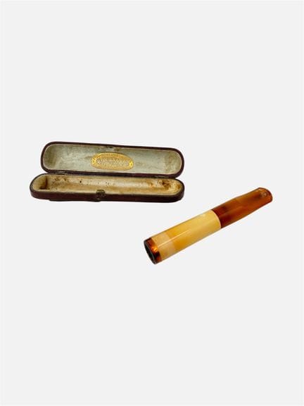 Cigarette holder made of gold, Bakelite, and amber